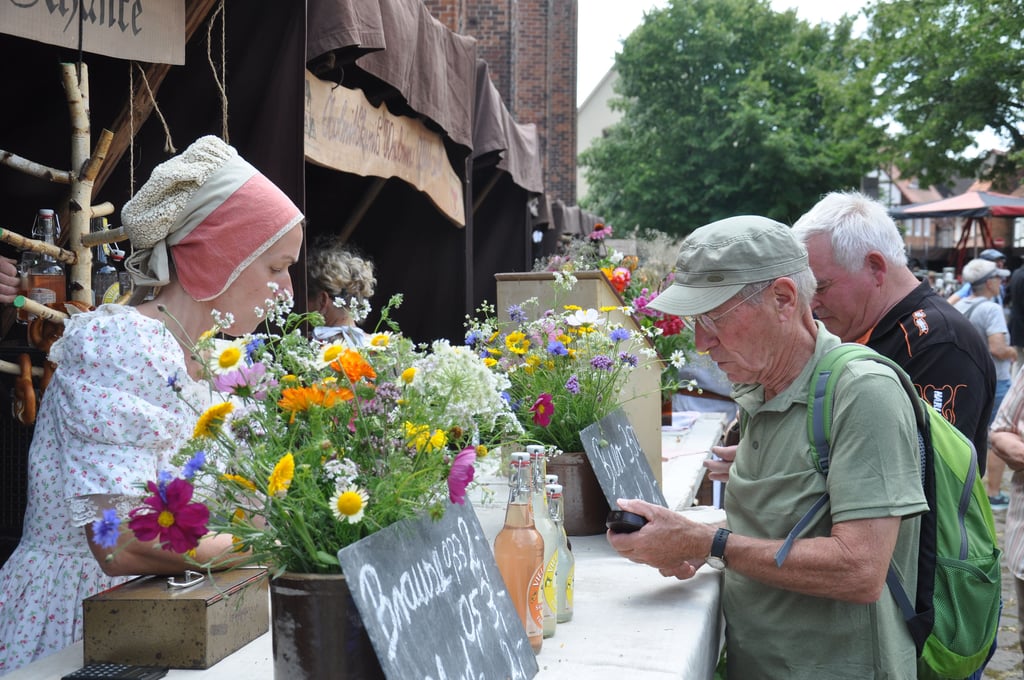 Biedermeier-Sommermarkt 2024 in Werben (Elbe), Landkreis Stendal: Schönste Wildblumensträuße sorgten für Atmosphäre.
