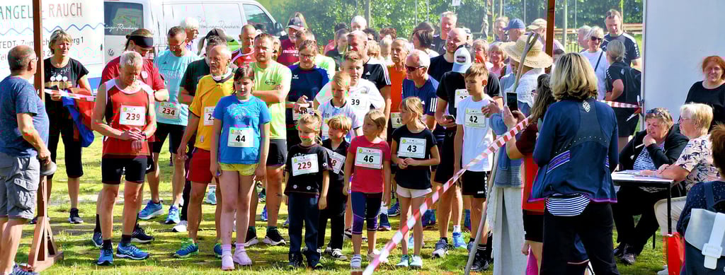 Kurz vor dem Start zum 31. Hedemickenlauf in Kamern. Insgesamt hatten 70 Kinder und Erwachsene viel Spaß am Laufen und Wandern.