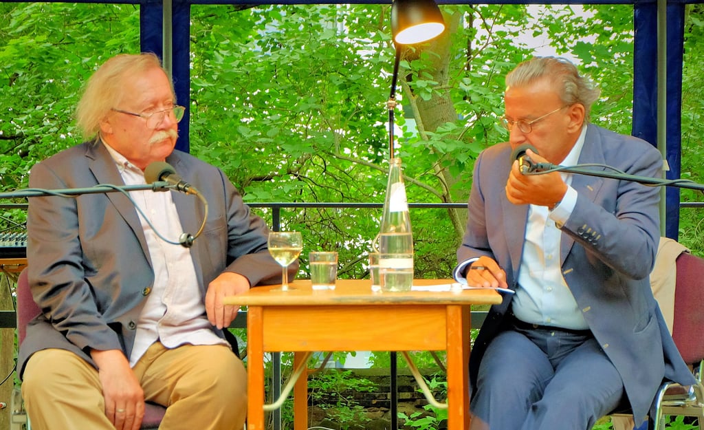 Führten auf Einladung des Literaturhauses Halle ein Gespräch: Peter Sloterdijk (links) und Stefano Vastano im Gütchenpark der Saalestadt.