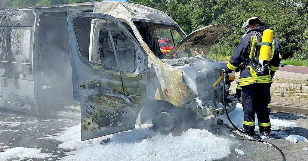 Auf dem Rastplatz „Wüstenforst“ mussten die Kameraden einen in Vollbrand befindlichen Transporter löschen.