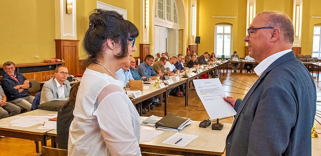 Anne-Elisabeth Franz (l.) begann ihrem Alter gemäß die Sitzung als Vorsitzende und gab dann das Zepter an den frisch gewählten Jörg Schütze ab.