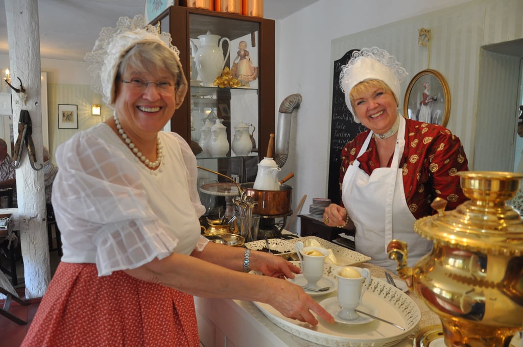 Biedermeier-Sommermarkt 2024 in Werben (Elbe), Landkreis Stendal: Ortrud Doll (rechts), Zahnärztin aus Lüneburg, eröffnete zum Biedermeier-Sommermarkt ihre Chocolaterie. Schwester Gudrun Reunert half beim Service.