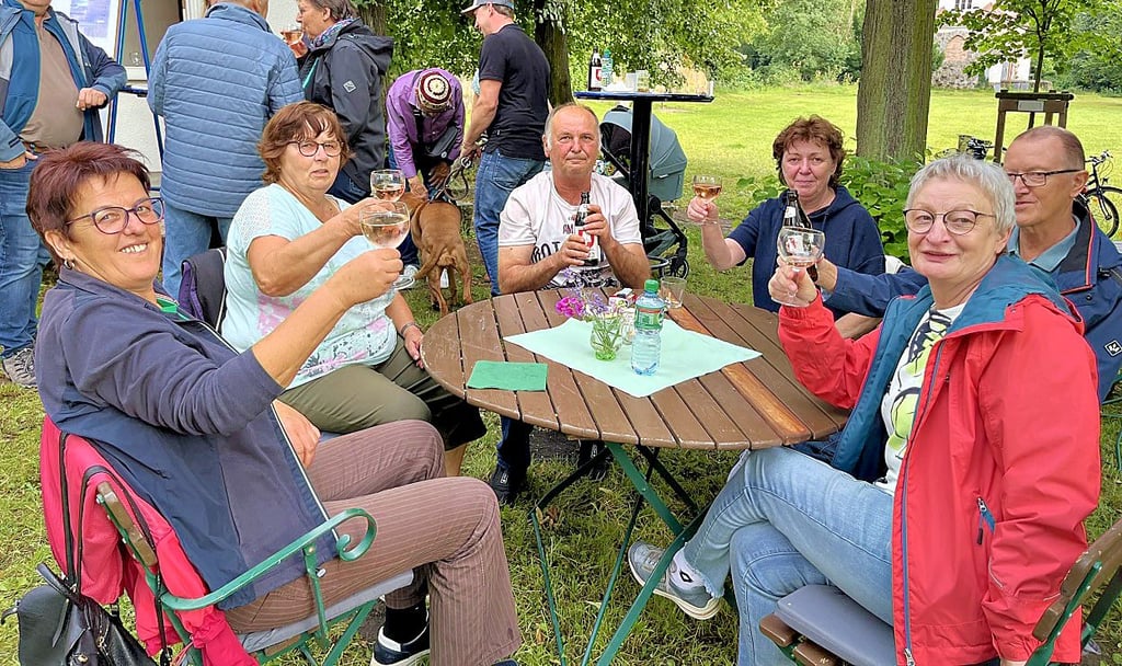 Weinabend in Möckern: Rund ums  Teehauss saßen zahlreiche Möckeraner und verkosteten  Weine.
