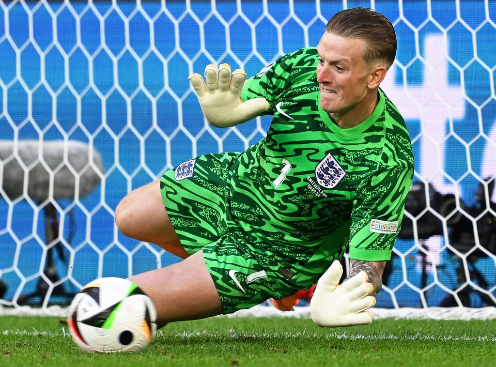 Englands Torhüter Jordan Pickford wehrt den Elfmeter ab.