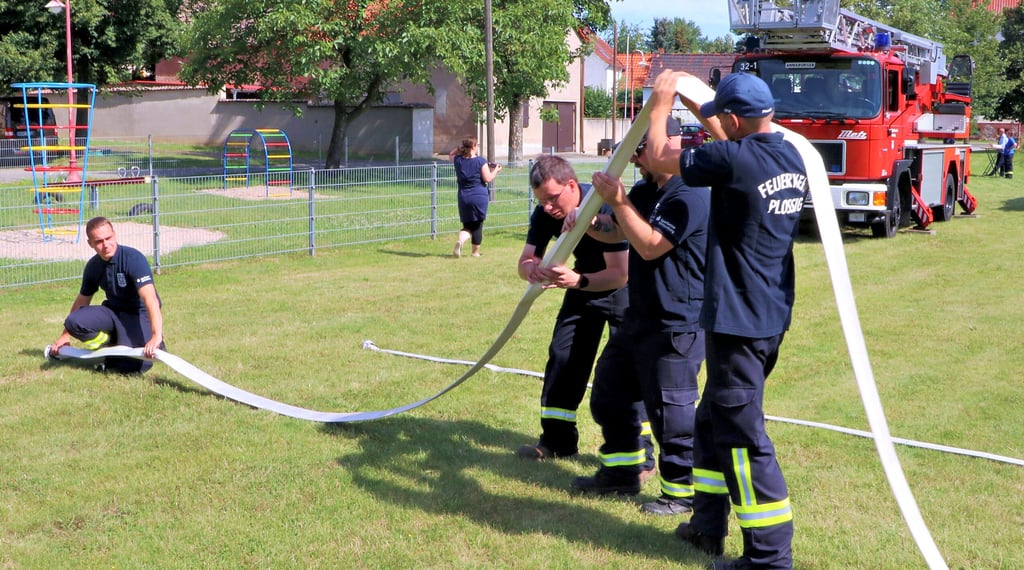 Es ist gar nicht so einfach, einen Tennisball durch einen C-Schlauch zu bekommen. Nur per Hand darf er zum anderen Ende befördert werden, nicht mit Wasser. Das ist eine von sechs Aufgaben bei den Spaßwettkämpfen aus Anlass des 125-jährigen Bestehens der Freiwilligen Feuerwehr Plossig.