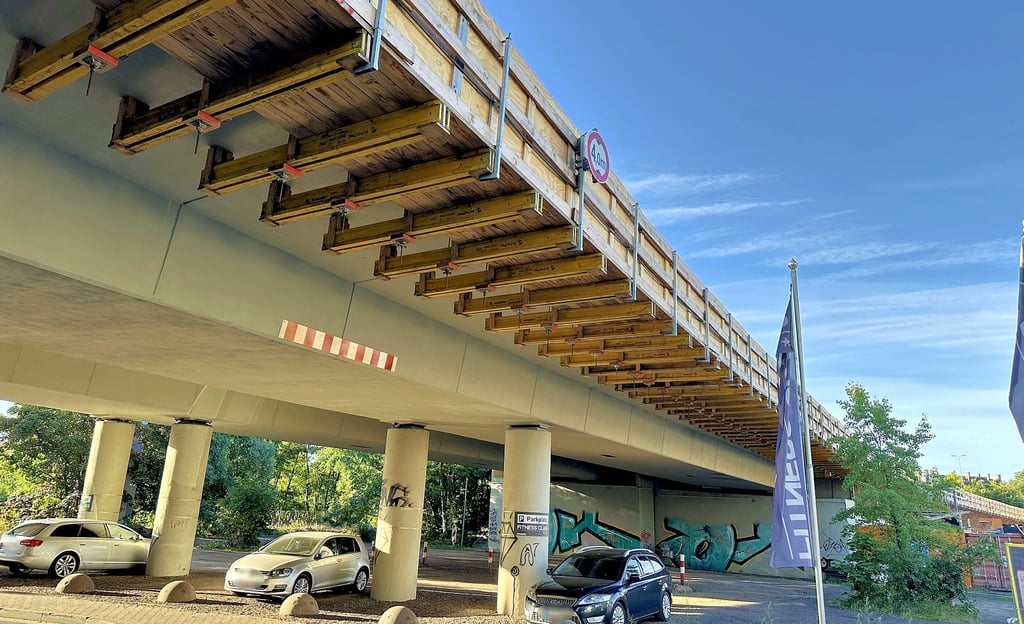 Lang zieht sich die Ringbrücke  über die Halberstädter Straße und auch über die Hellestraße. Seit Monaten  ist die Holzverkleidung angebracht.