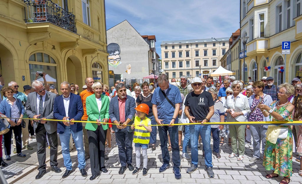 Vertreter der Planungsbpüros Kempa, des Baubetriebes Dirnger&Scheidel , Anwohner sowie den Voristzenden des Bauausschusses hatte sich Bürgermeisterin Jacqueline Lohde (3.v.l.) für den Banddurchschnitt an die Seite geholt.
