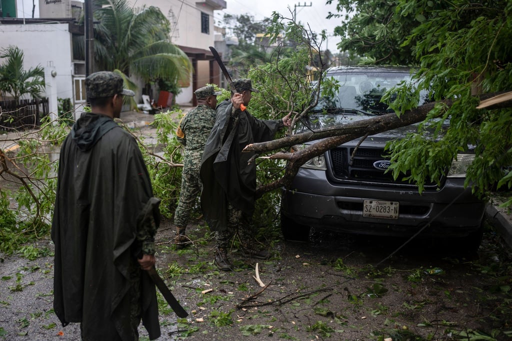 In Mexiko stürzten Bäume um, viele Haushalte sind ohne Strom.