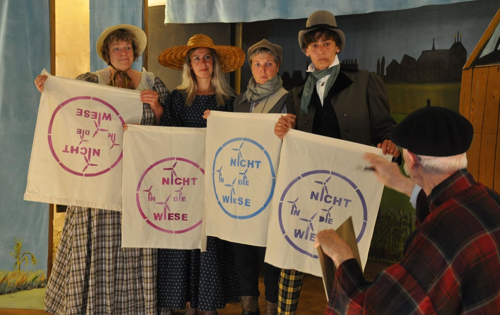 Biedermeier-Sommermarkt 2024 in Werben (Elbe), Landkreis Stendal: Protest in Weidenhausen - das Werbener Hoftheater verlegte die aktuelle Windraddiskussion in die Vergangenheit. Mit Happy End.
