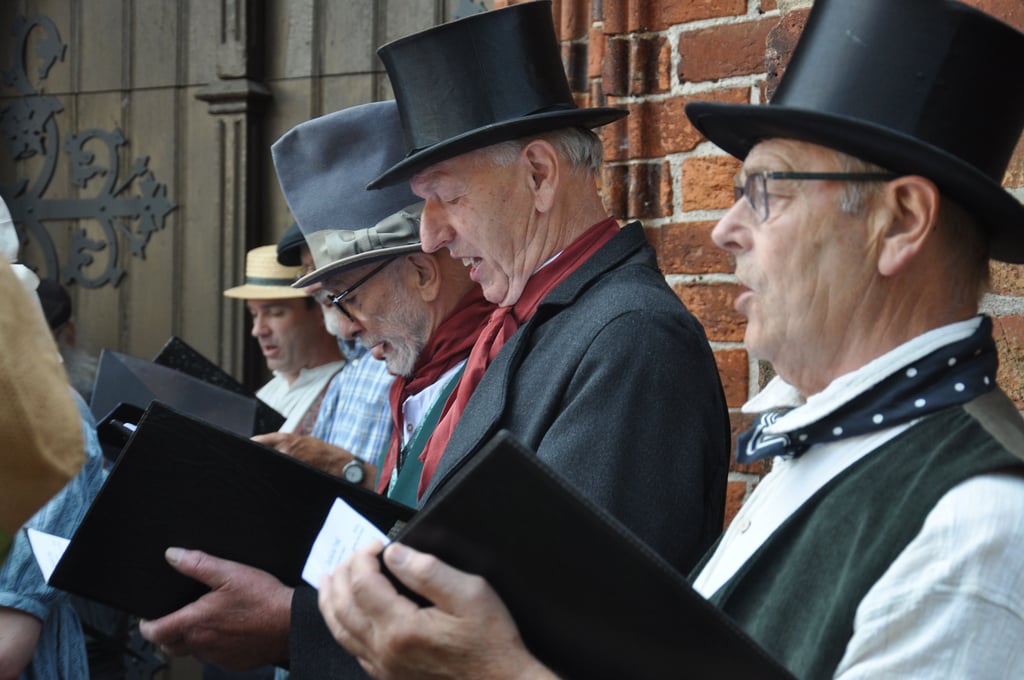 Biedermeier-Sommermarkt 2024 in Werben (Elbe), Landkreis Stendal: Auftritt des Gemischten Chors Werben vor der St. Johanniskirche.