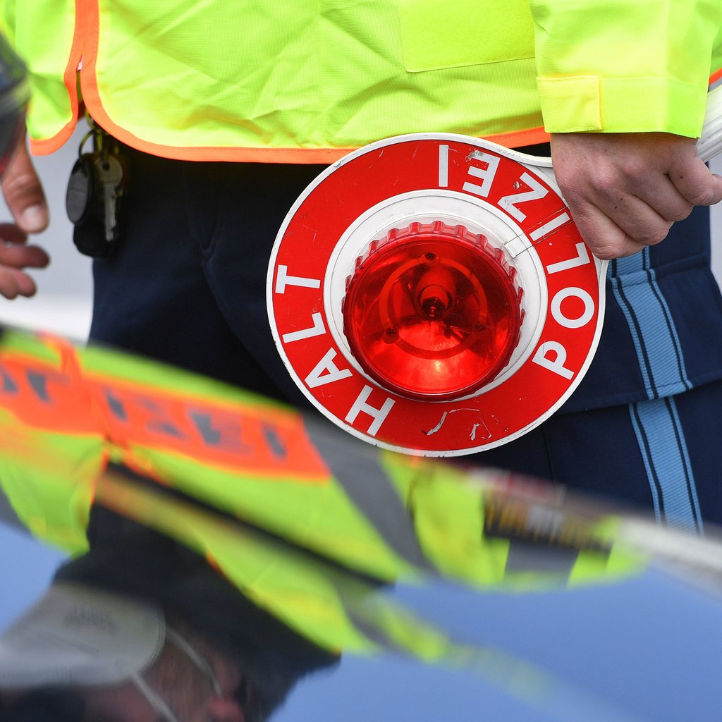 Als der Motorradfahrer sein Bike nicht stehen lassen wollte, rief die Polizei den Abschleppdienst. (Symbolfoto)