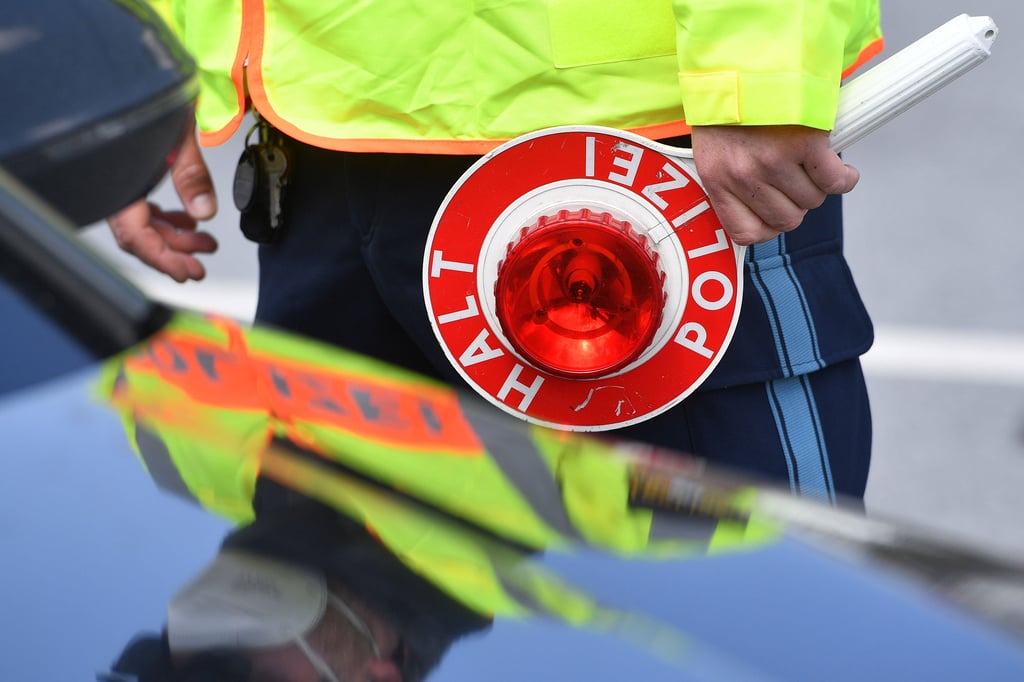 Als der Motorradfahrer sein Bike nicht stehen lassen wollte, rief die Polizei den Abschleppdienst. (Symbolfoto)