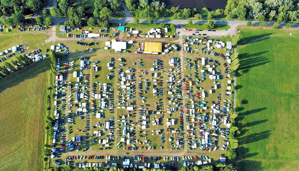 Ein Blick aus der Luft auf den Festplatz im Mühlenholz der Domstadt Havelberg.