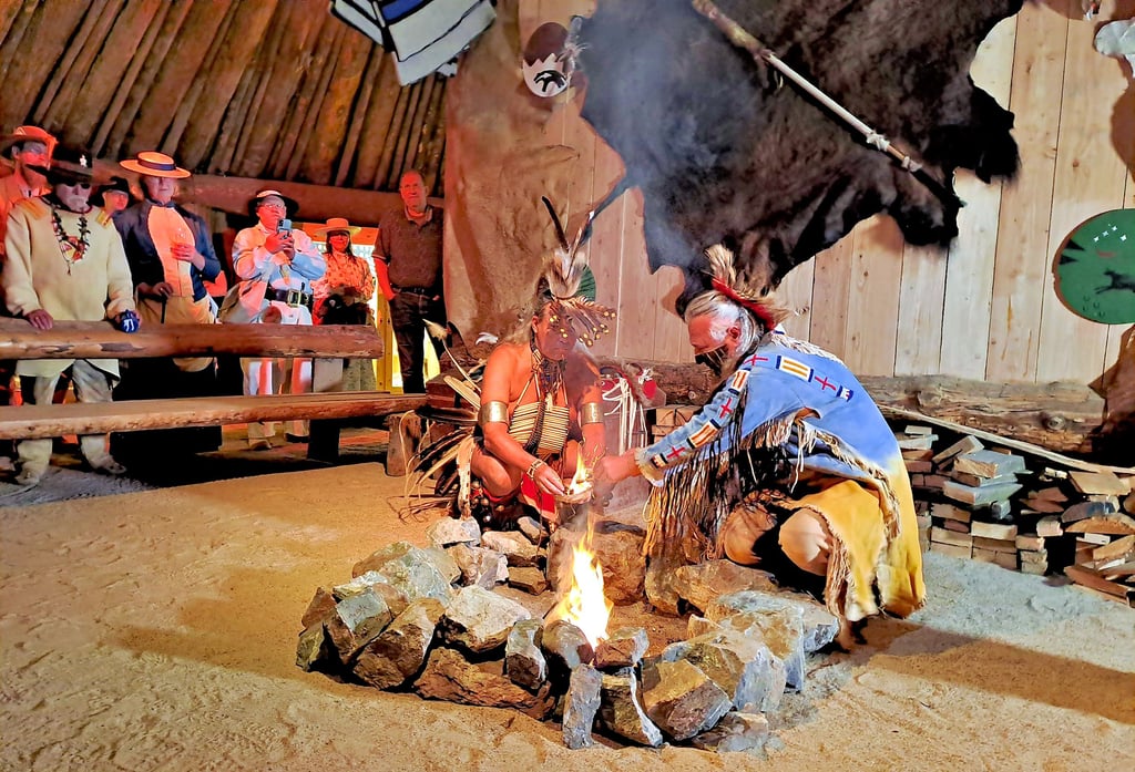 Im Inneren des Mandan-Erdhauses fand – passend zur Westernstadt Pullman City – eine indianische Zeromonie zur Einweihung statt.