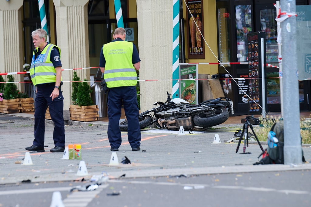 Bei einem schweren Verkehrsunfall am Roten Rathaus in Berlin-Mitte ist ein Motorradfahrer gestorben.
