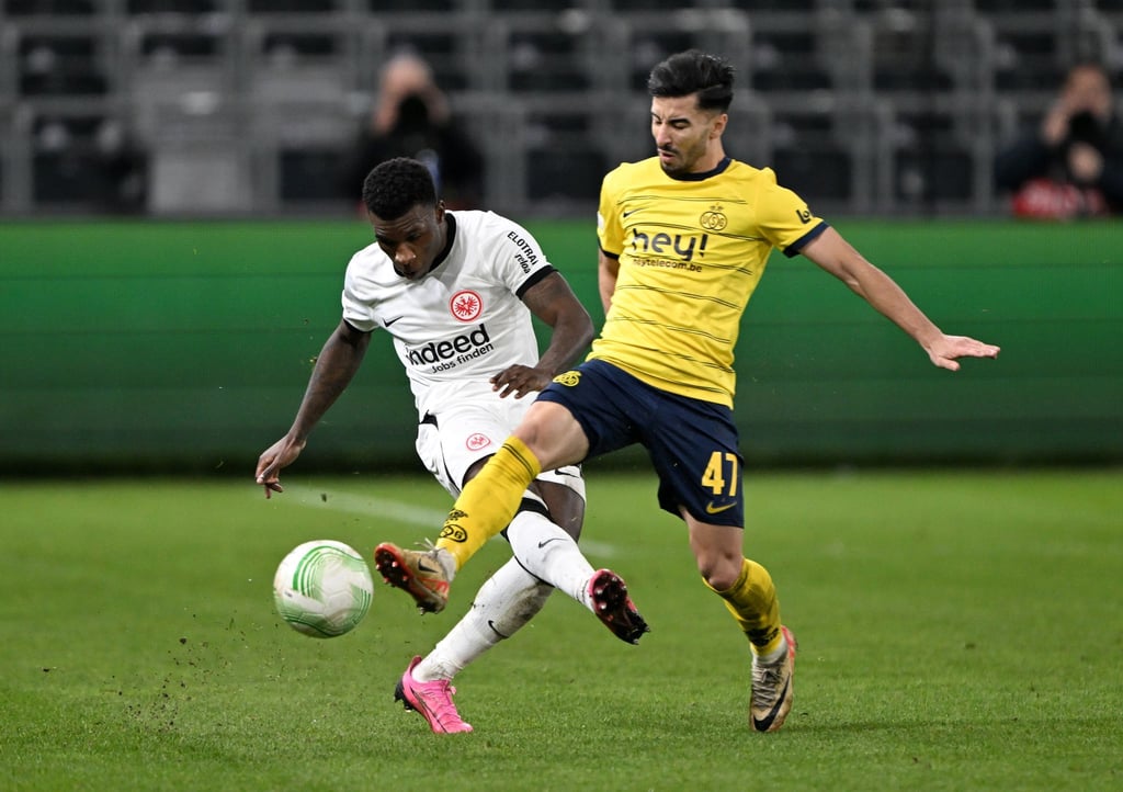 Der Algerier Mohammed Amoura (r) versucht sich nun beim VfL Wolfsburg.