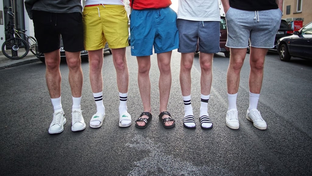 Weiße Socken in Badelatschen - was vor einigen Jahren noch als völlig geschmacklos galt, ist nun Trend.