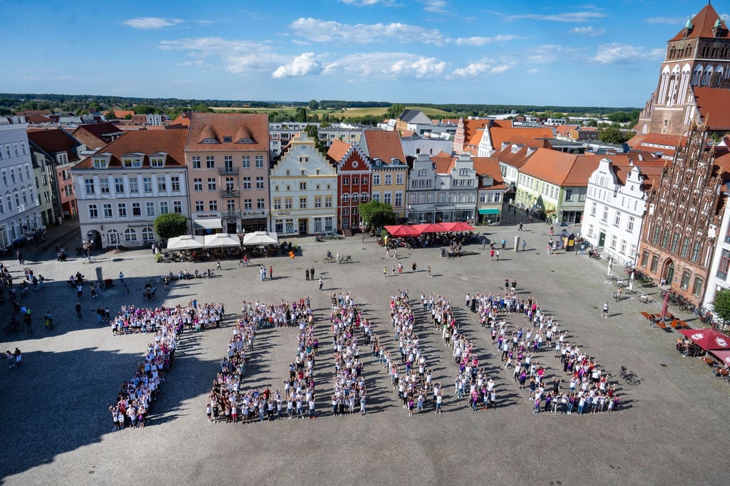 Hunderte Menschen versammelten sich in Greifswald und bildeten gemeinsam den Namen „Toni“.