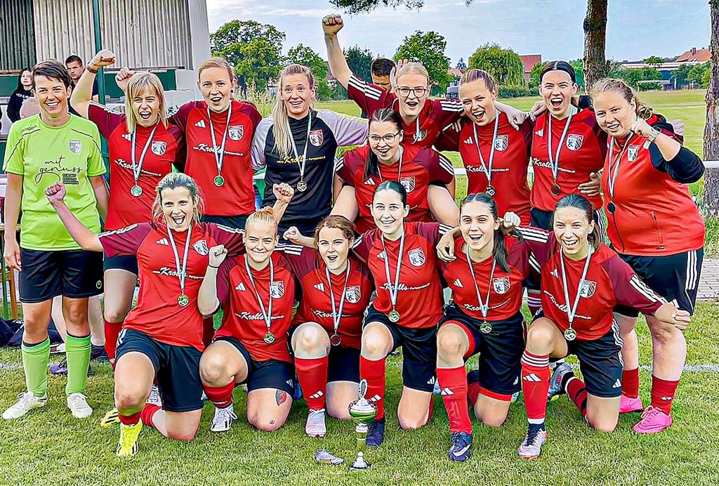 Die Spielerinnen der Frauenmannschaft von Germania Olvenstedt feiern ihre Siege der Testspiele.