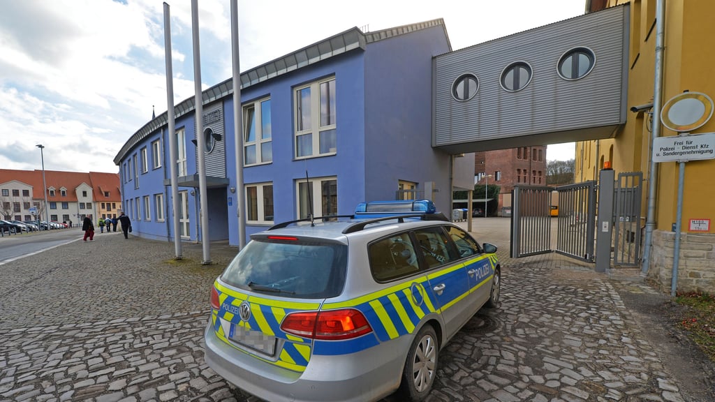 Eine Autopanne hat einem Häftlingstransport von Hannover nach Halle einen unerwarteten Zwischenstopp im Ascherslebener Polizeikommissariat beschert.