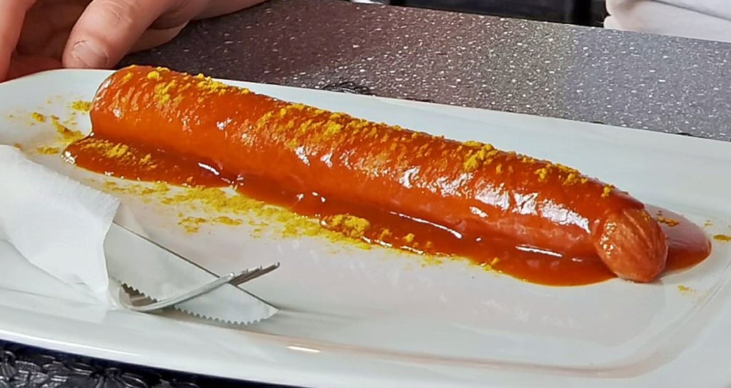 Die beliebte Currywurst soll bald aus der Region an die Uni Magdeburg geliefert werden.