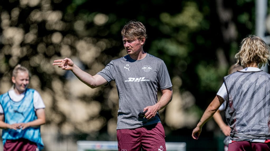 Trainer Jonas Stephan mit dem Frauenteam von RB Leipzig.