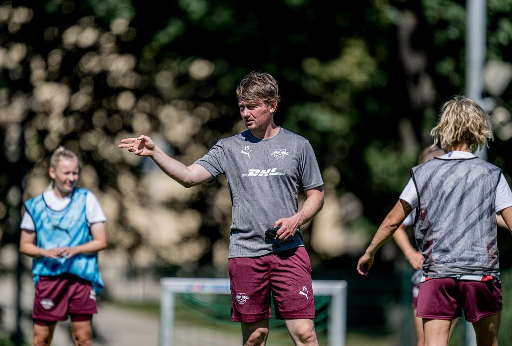 Trainer Jonas Stephan mit dem Frauenteam von RB Leipzig.