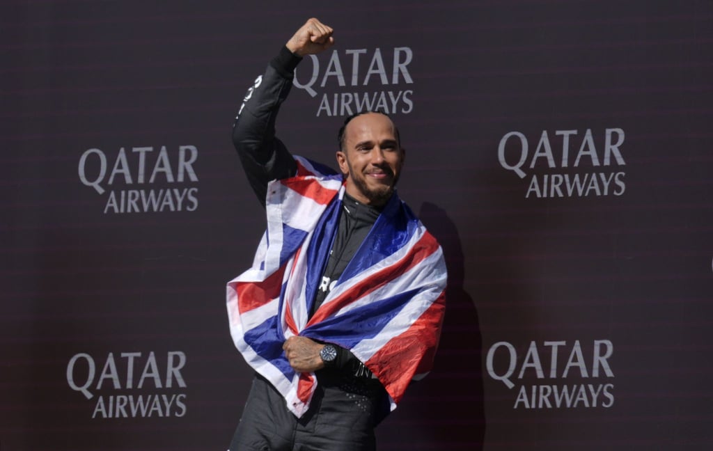 Mercedes-Pilot Lewis Hamilton jubelt nach seinem Sieg in Silverstone.