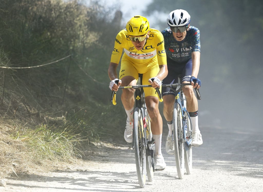 Tadej Pogacar (l) und Jonas Vingegaard sind die großen Favoriten auf den Tour-Sieg.
