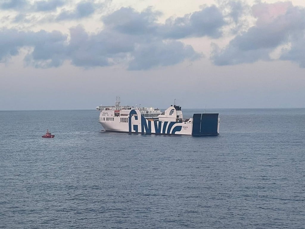 Eigentlich dauert die Überfahrt vom spanischen Festland nach Mallorca nur gut sieben Stunden. Die Passagiere der in Brand geratenen Fähre „Tenacia“ aber waren 24 Stunden unterwegs. Und kamen trotzdem nicht an.
