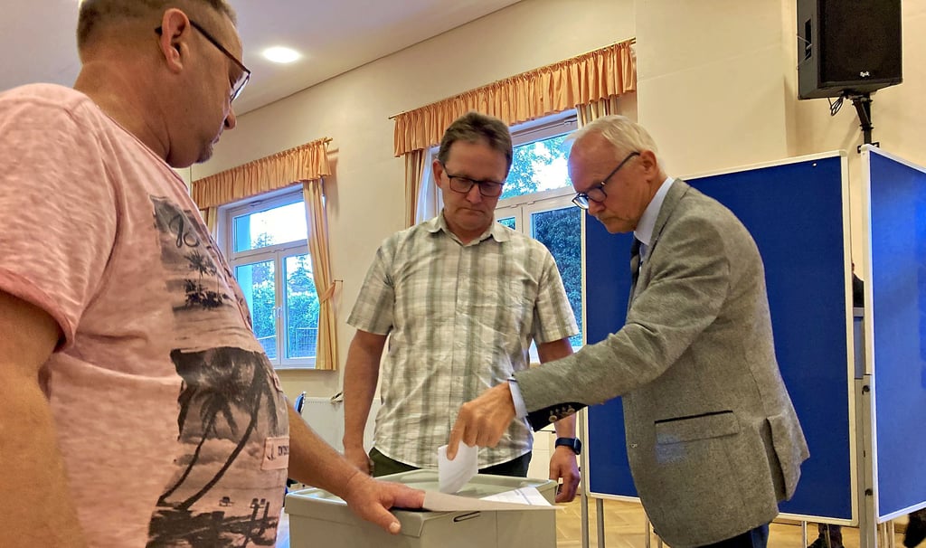 Lothar Seibt (re.) wurde in einer geheimen Wahl während der konstituierenden Sitzung zum Vorsitzenden des Stadtrates in Aken gewählt.