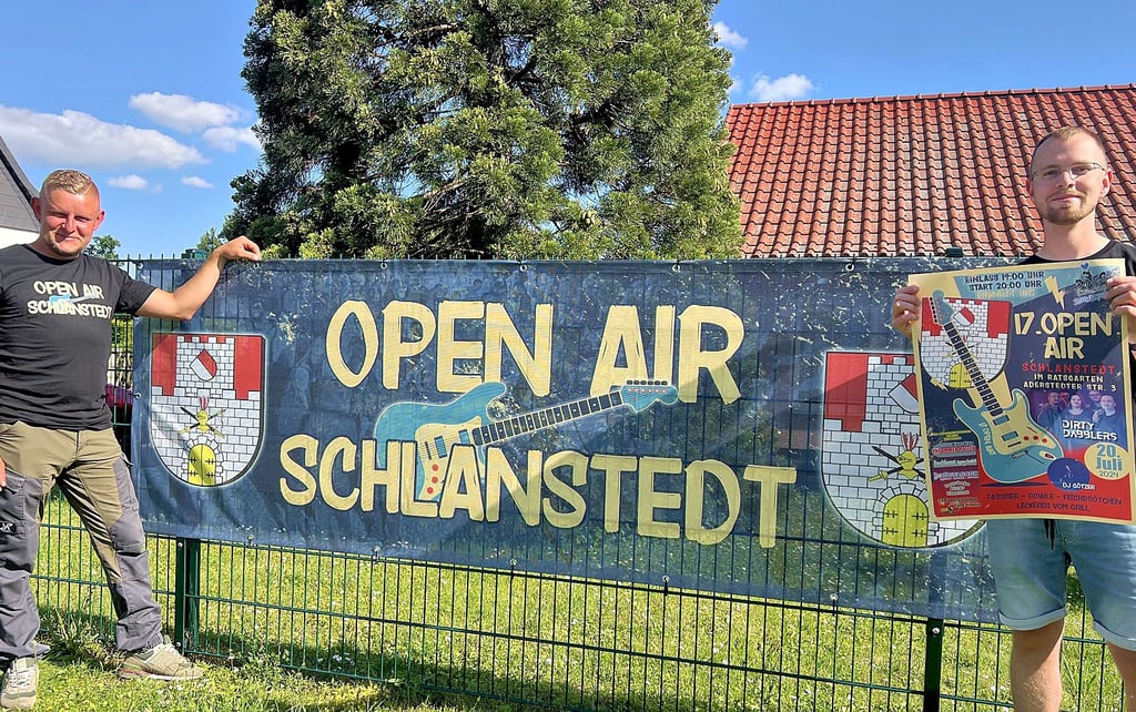 Carlo Schulze (links) und Nico Pförtner am Banner für das anstehende OpenAir.