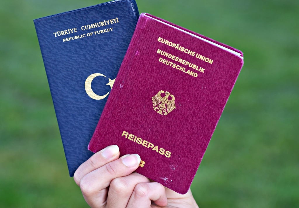 Wer deutscher Staatsbürger werden wollte, musste seinen türkischen Pass bislang abgeben. (Symbolbild)