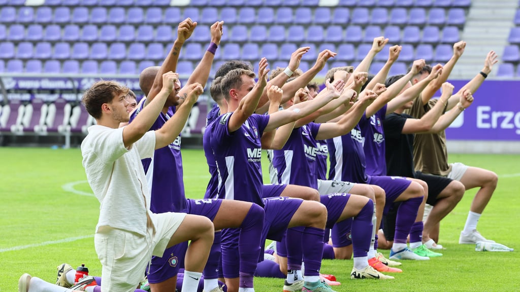 Zwei gekreuzte Hämmer ...: Spieler von Erzgebirge Aue.