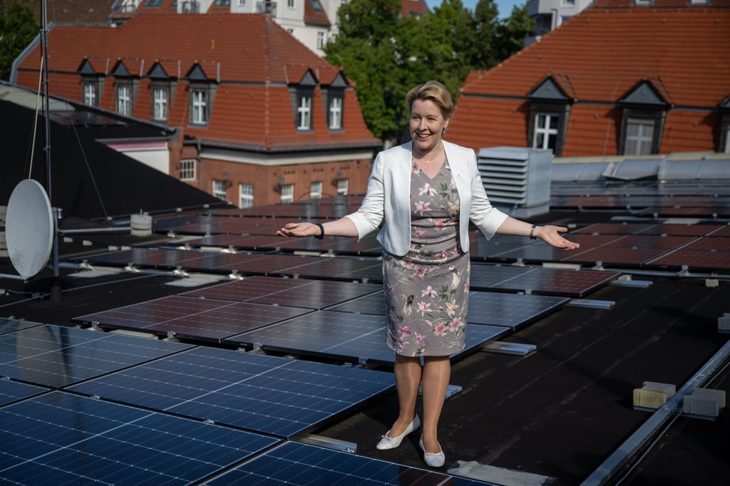 Wirtschaftssenatorin Franziska Giffey präsentiert das jüngste landeseigene Solarprojekt auf einem Dach der BVG in Berlin-Weißensee.
