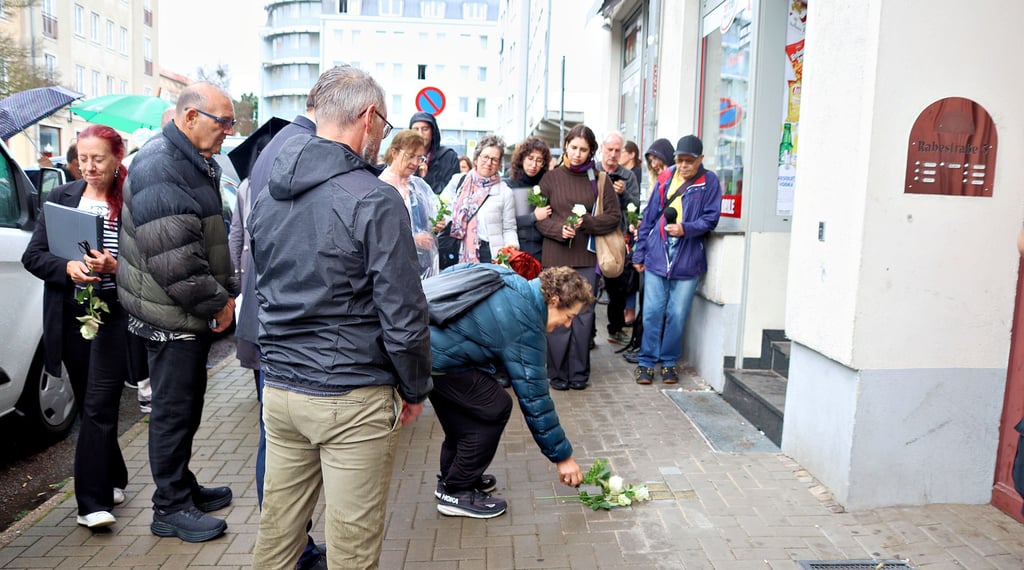 Stolpersteine erinnern in der Rabestraße an die Geschichte der jüdischen Familie Goldmann, die einst hier lebte. Am Donnerstag wurden die Stolpersteine an die Stadt übergeben - im Beisein von Nachfahren der Familie, die dazu aus Australien angereist sind.