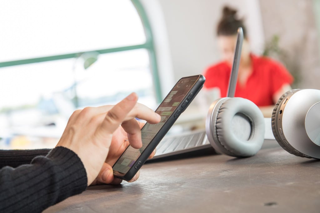 Wird meist in Maßen geduldet, sind aber eigentlich nicht erlaubt: private Chatnachrichten während der Arbeitszeit.