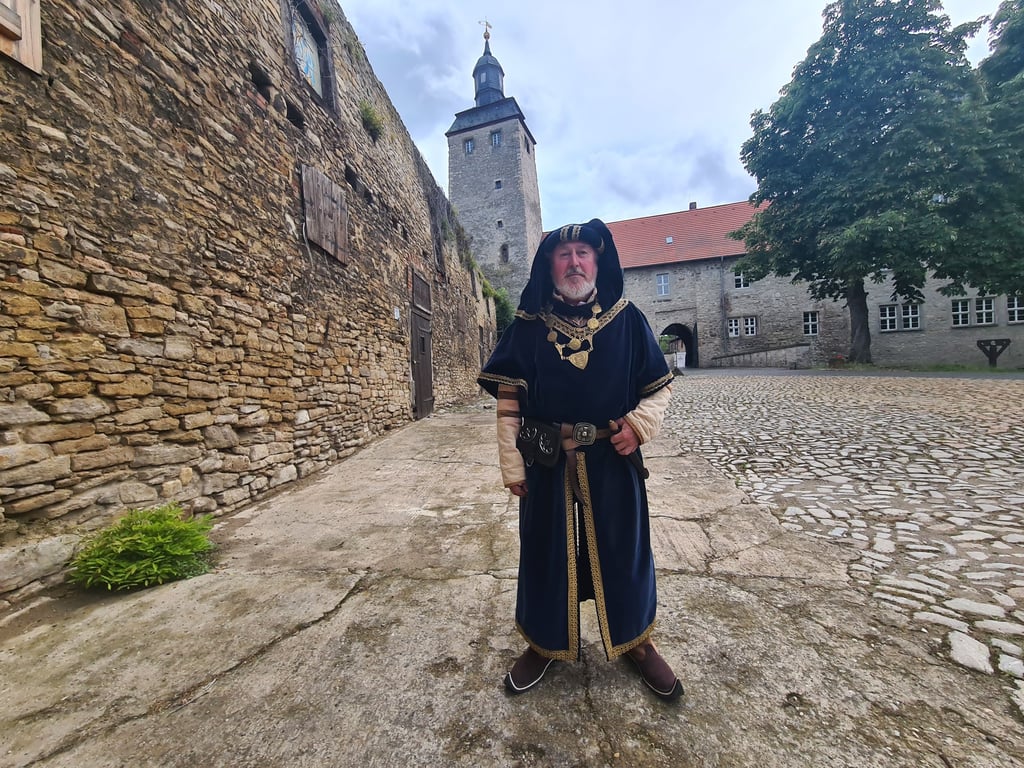 Museumsleiter Uwe Lachmuth als Burgherr Otto von Hadmersleben auf der Wasserburg in Egeln.
