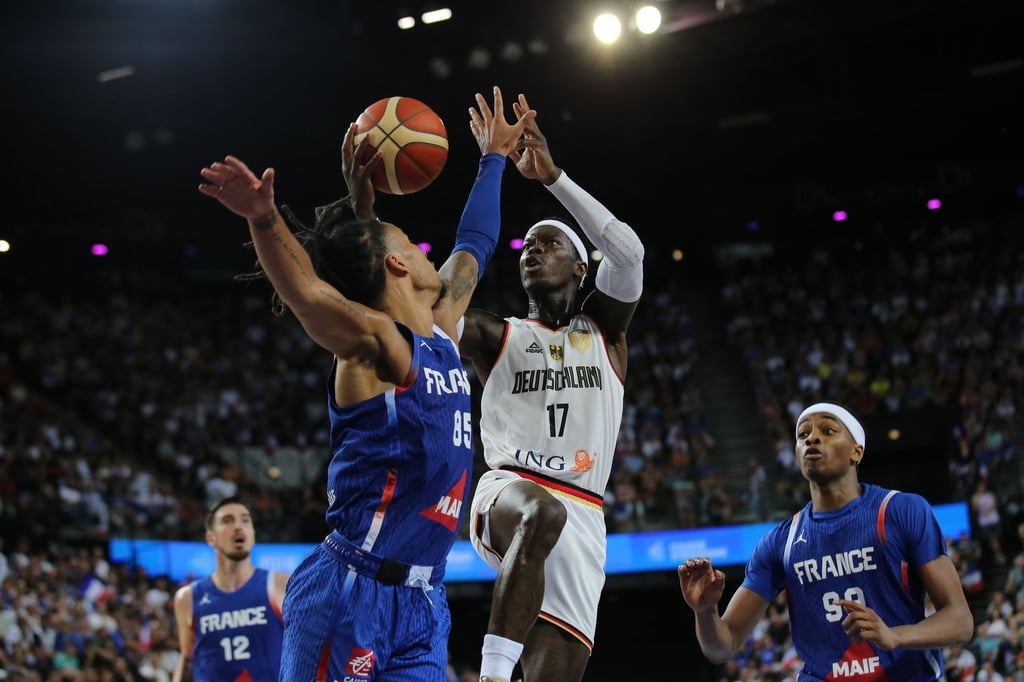 Machte ein starkes Spiel: DBB-Kapitän Dennis Schröder (M).