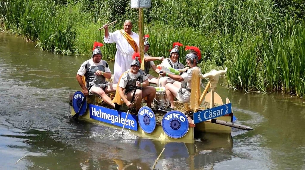 Beim Badewannenrennen in Bennungen waren die Teilnehmer kreativ bei der Gestaltung ihrer Boote.