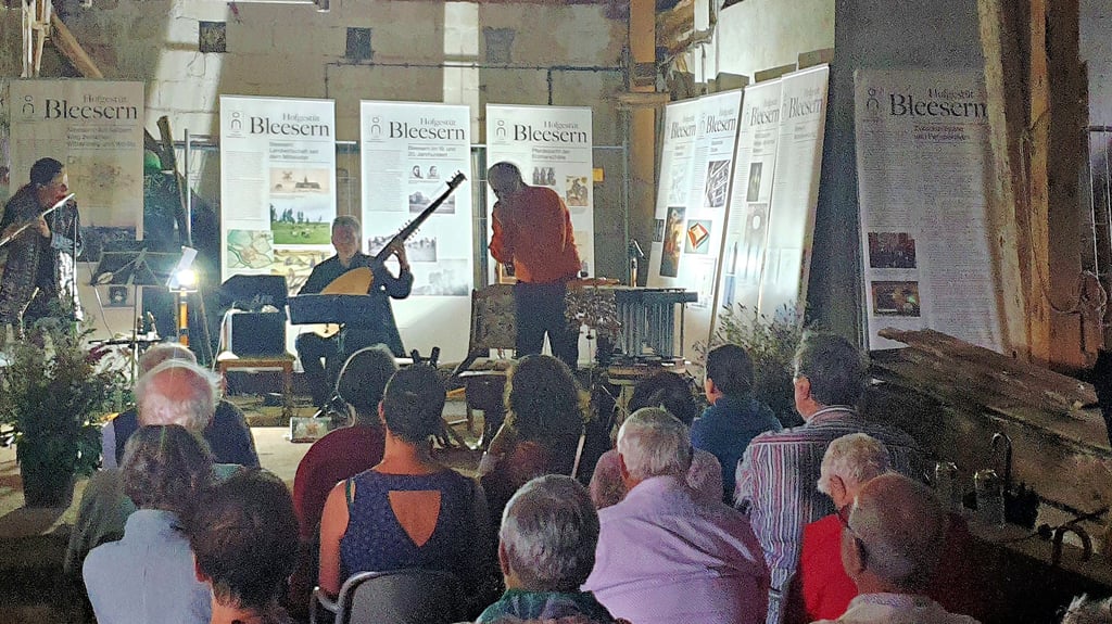Ein besonderes Konzert gaben Karola Elßner, Johannes Vogt und Peter A. Bauer jetzt im Hofgestüt Bleesern in Seegrehna.