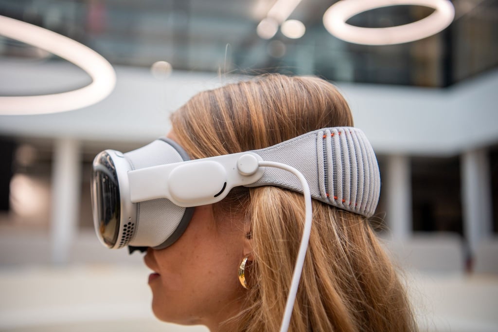 So sitzt die Vision Pro auf dem Kopf. Die kleinen Lautsprecher an den Ohren können auch räumlichen 3D-Ton abspielen.