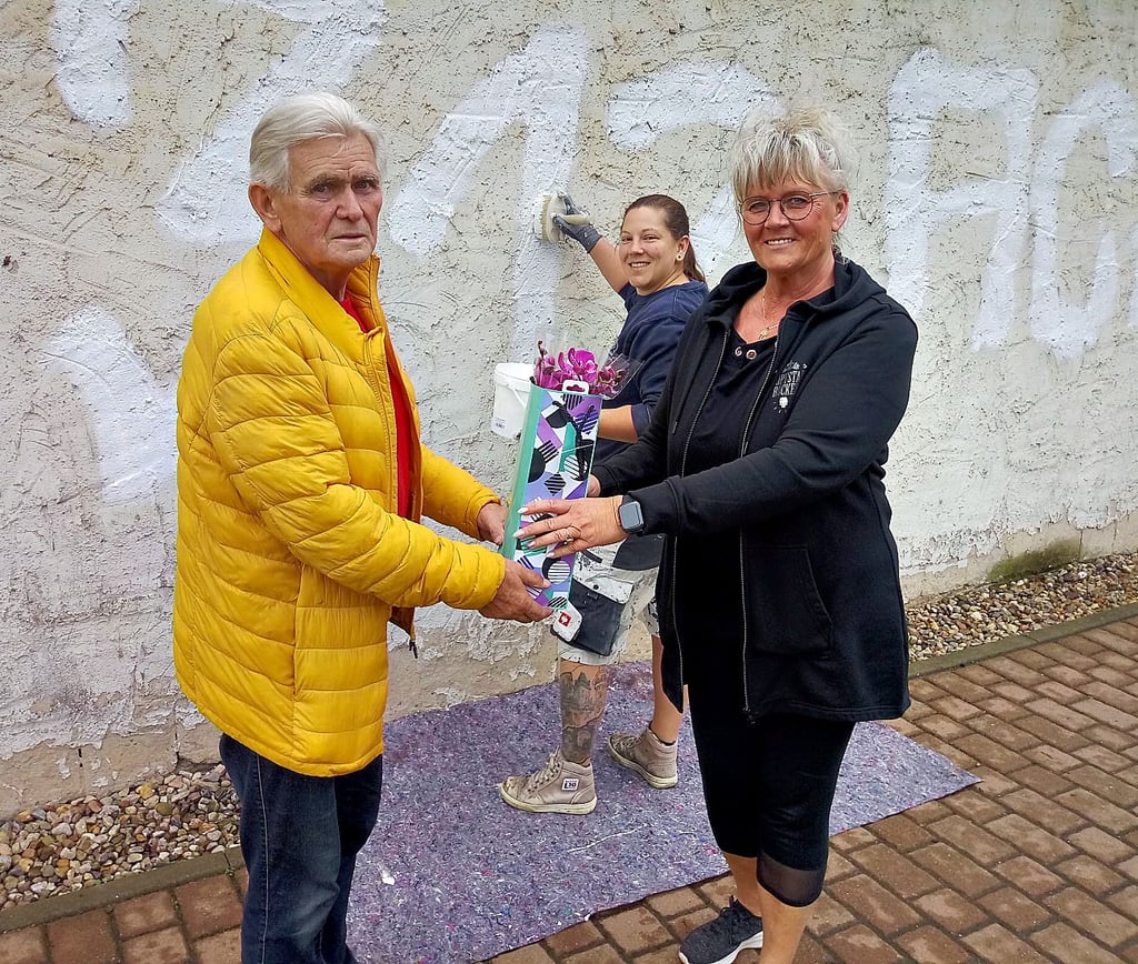 Seehausen Ortsbürgermeister Eckhard Jockisch dankt Antje Mispelbaum (rechts) und der Meistermalerin Alina Mudersbach für die Beseitigung von Schmierereien an der B 246 a in der Stadt.