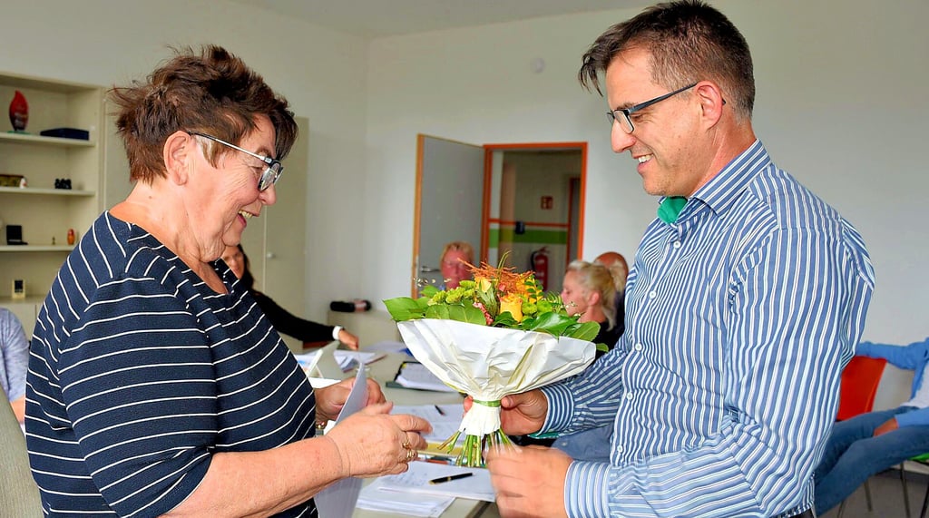 Hecklingens Bürgermeister Hendrik Mahrholdt gratulierte Ethel-Maria Muschalle-Höllbach zu ihrer Wiederwahl als Ortsbürgermeisterin von Groß Börnecke.