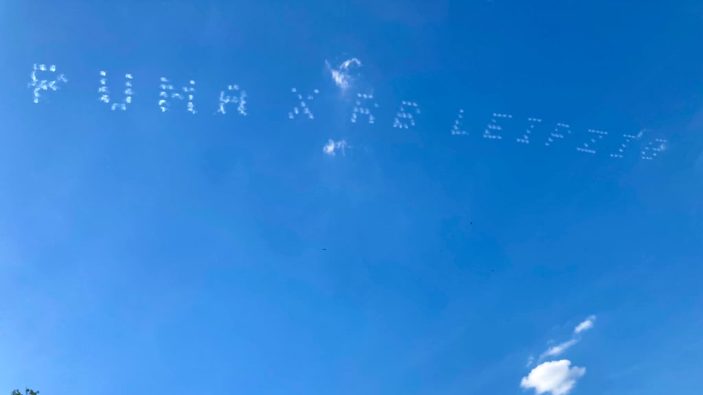 Skytext-Botschaften am Leipziger Himmel.