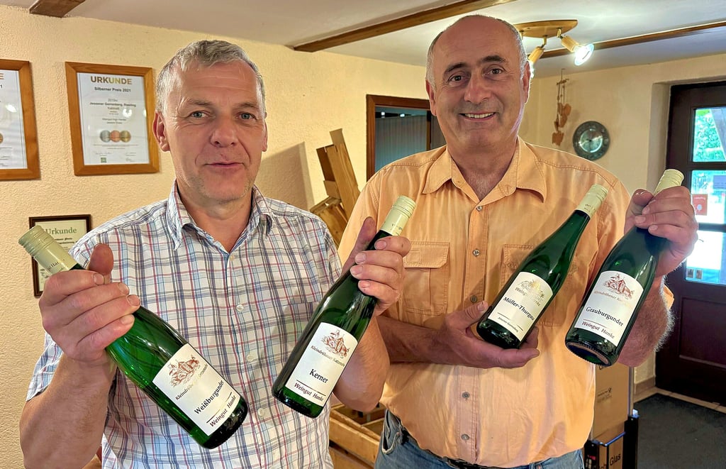 Ingo (links) und Frank Hanke präsentieren die ersten Flaschen Wein von der „Katzenzehe“ Kleindröben mit dem Etikett des Hauses.