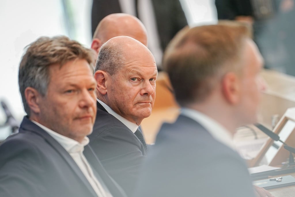 Mussten schon einige Krisen in der Koalition bewältigen: Vize-Kanzler Robert Habeck (l), Kanzler Olaf Scholz (M) und Finanzminister Christian Lindner. (Archivbild)