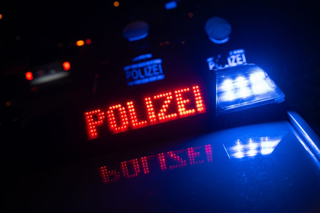 Marijan Murat/dpaM3cVKgeGwbbJg85jOe0C-e61Tfd Zum Schwimmbadfest in Klein Wanzleben ist am Sonnabend zu später Stunde die Polizei angerückt. Eine Besucherin hatte dem Notruf der Polizei eine körperliche Auseinandersetzung zwischen mehreren Personen gemeldet.Die Beamten vom Polizeirevier Börde trafen gegen 23.41 Uhr auf dem Festgelände eine stark alkoholisierte Frau und zwei Geschädigte an.Zwischen den Parteien war es zunächst zu einer verbalen Auseinandersetzung gekommen. Infolgedessen trat die alkoholisierte Beschuldigte dem Geschädigten zwischen die Beine und schlug der zweiten Geschädigten zweimal ins Gesicht. Nachdem die Polizeibeamten die Beschuldigte vom Festgelände verwiesen hatten und einen Platzverweis aussprachen, griff die Beschuldigte eine Polizeibeamtin mit einem Schlag tätlich an.Weitere Angriffe konnten durch die Beamten vor Ort verhindert werden. Sodann wurde ein Ermittlungsverfahren wegen Körperverletzung und tätlichen Angriffs auf Vollstreckungsbeamte eingeleitet.