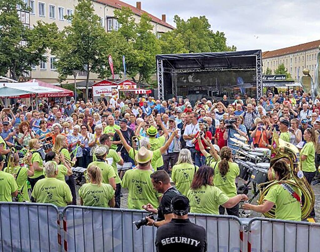 Den Marktplatz brachten die Musiker in Lindgrün zum Brodeln