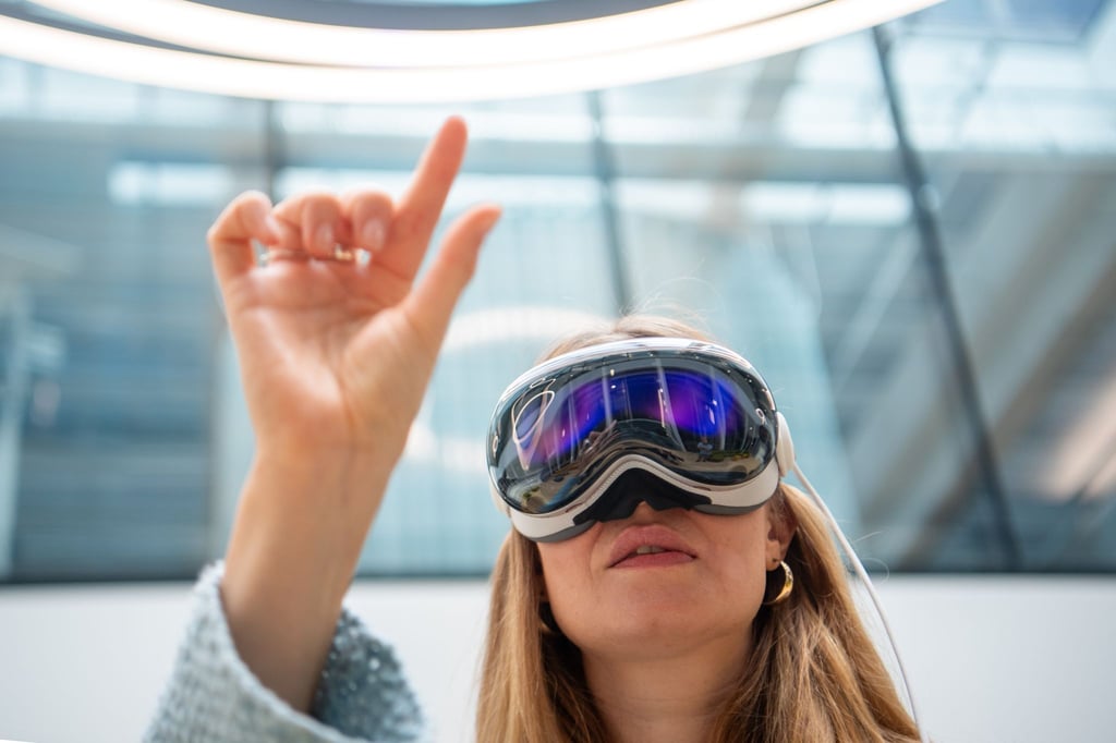 Das ist die wichtigste Geste bei der Nutzung der Vision Pro: Daumen und Zeigefinger zusammenbringen. Das hat den Effekt eines Mausklicks.